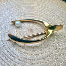 Load image into Gallery viewer, Preloved 15ct Wishbone Pearl Brooch
