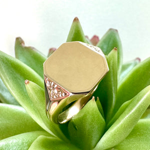 Pre-loved 9ct Yellow Gold Signet Ring with Engraved Shoulders