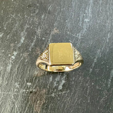 Load image into Gallery viewer, Preloved 9ct Gold Gents Signet Ring
