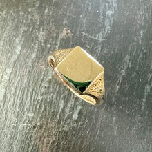 Load image into Gallery viewer, Preloved 9ct Gold Gents Signet Ring
