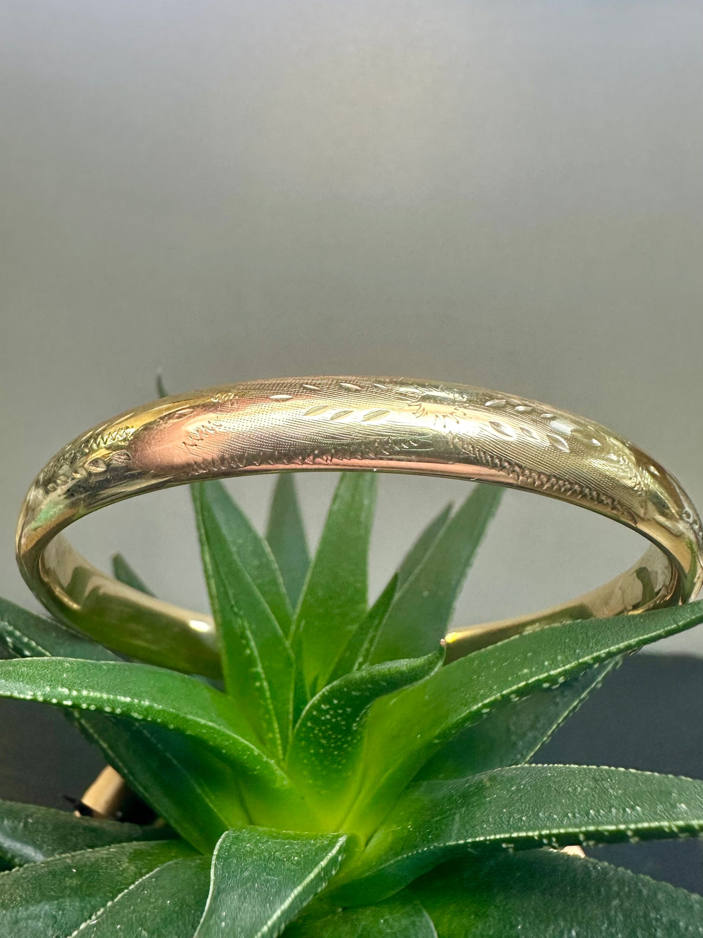 Preloved 9ct Yellow Gold Hollow Hinged Bangle