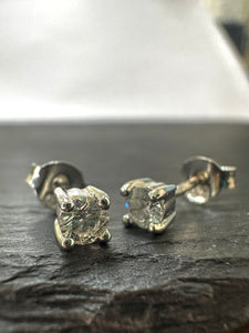 Preloved 18ct White Gold & Diamond Round Stud Earrings