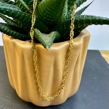 Load image into Gallery viewer, Preloved 9ct Yellow Gold Twist Bracelet
