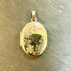 Preloved 9ct Yellow Gold Engraved Locket