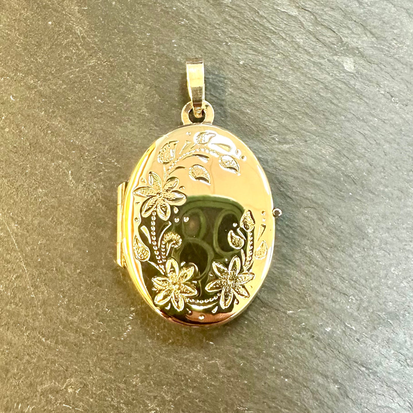 Preloved 9ct Yellow Gold Engraved Locket