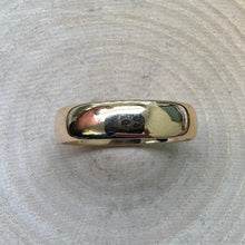 Load image into Gallery viewer, Pre-loved 22ct Yellow Gold Wedding Band
