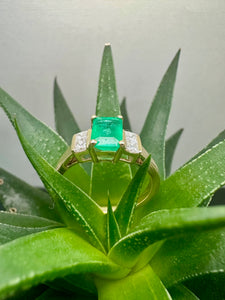Preloved 18ct Emerald & Diamond Ring