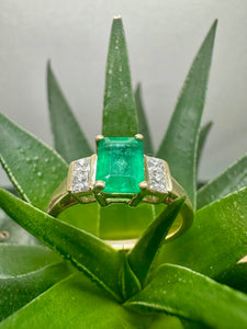 Preloved 18ct Emerald & Diamond Ring