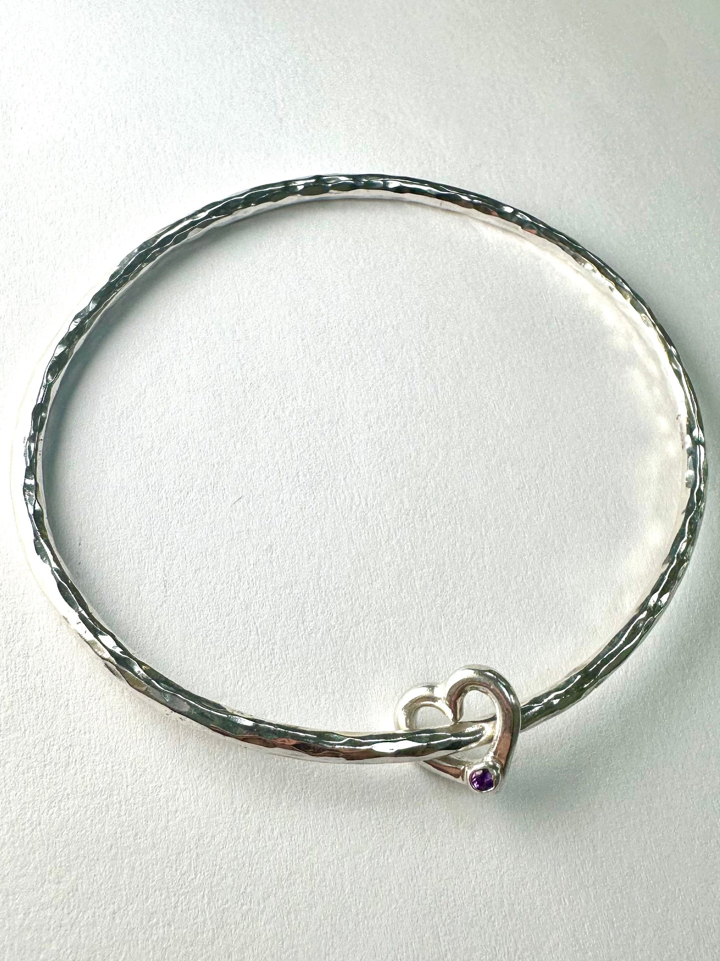 Silver 2mm Hammered Floating Heart Bangle With Amethyst