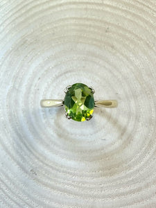 Preloved 9ct Yellow Gold Oval Peridot Ring