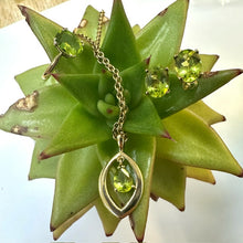 Load image into Gallery viewer, Preloved 9ct Yellow Gold Oval Peridot Ring
