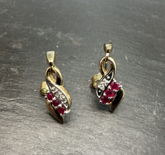 Preloved 18ct White Gold Diamond Wave Studs