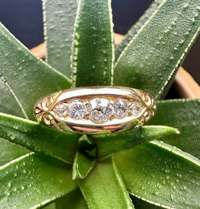 Preloved 18ct Yellow Gold Diamond Carved Ring