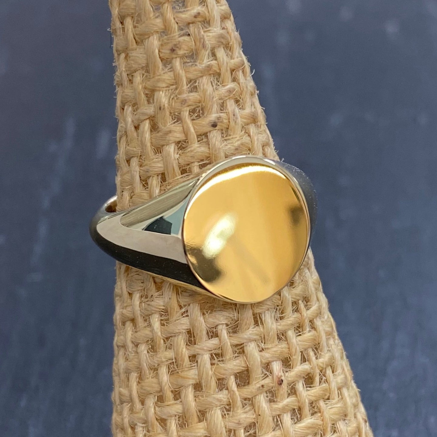 9ct Yellow Gold Round Signet Ring