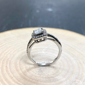 Pre-Loved 18ct White Gold Diamond Ring