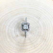 Load image into Gallery viewer, Pre-Loved 18ct White Gold Diamond Ring
