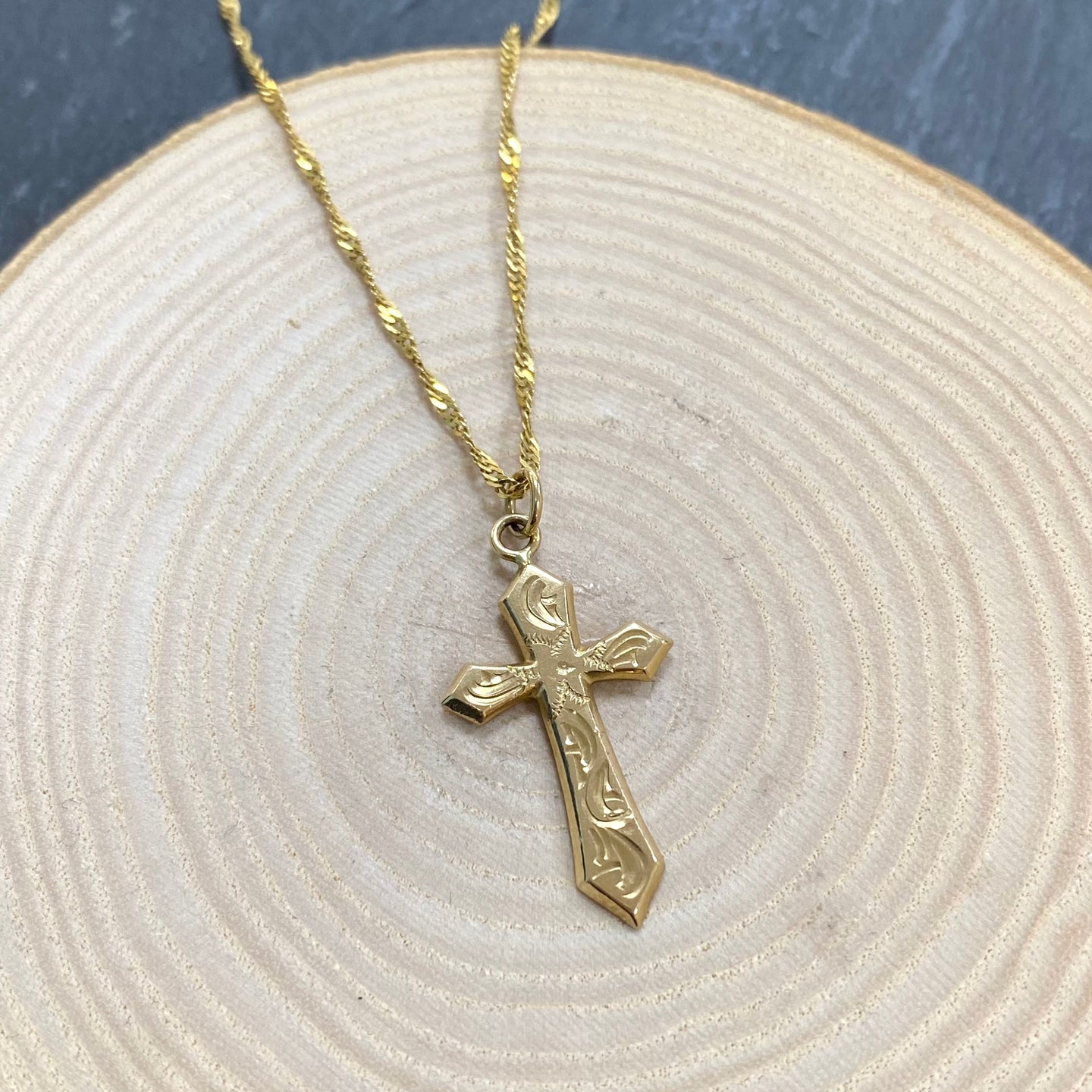 Preloved 9ct Yellow Gold Engraved Cross Pendant and Chain
