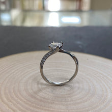Load image into Gallery viewer, Platinum Oval Diamond Engagement Ring
