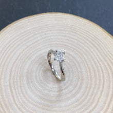 Load image into Gallery viewer, Platinum Oval Diamond Engagement Ring
