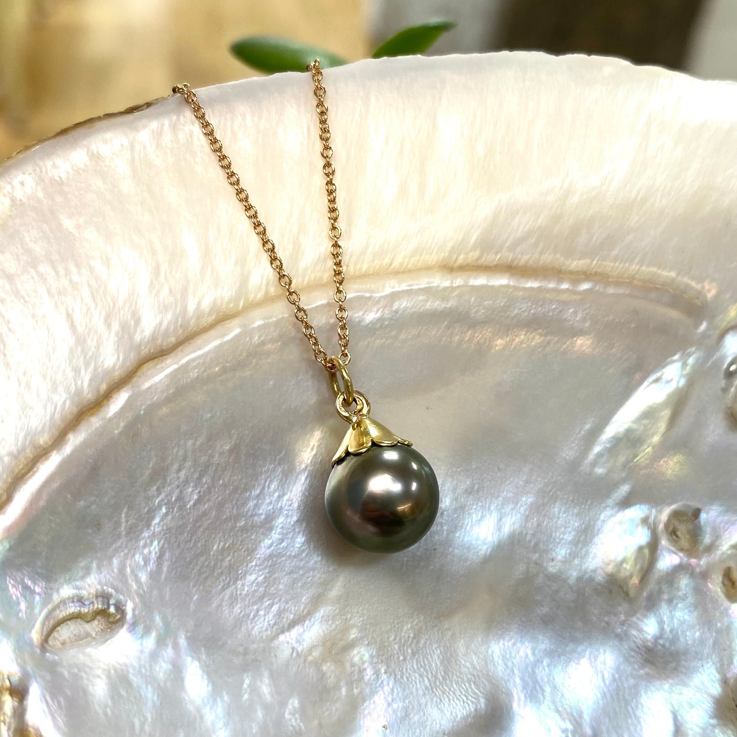Tahitian Pearl and 18ct Yellow Gold Pendant and Chain
